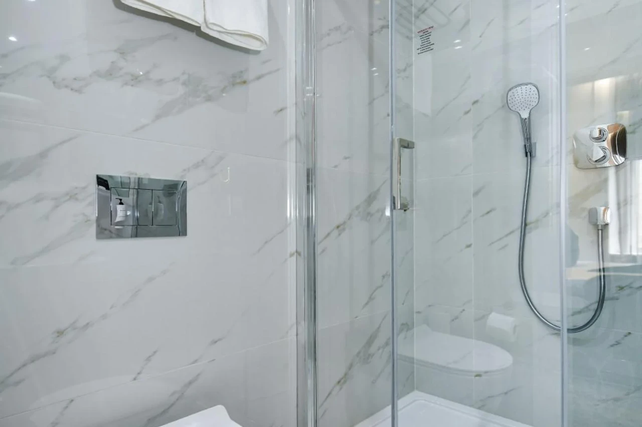 Experience Luxury at Queens Park Hotel - Image 19