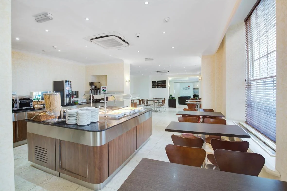 Experience Luxury at Queens Park Hotel - Image 3