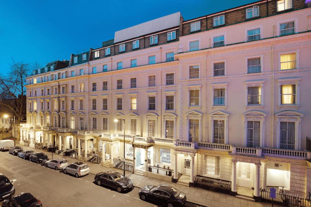 Experience Luxury at Queens Park Hotel - Image 6
