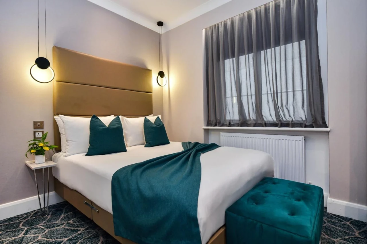 Experience Luxury at Queens Park Hotel - Image 9
