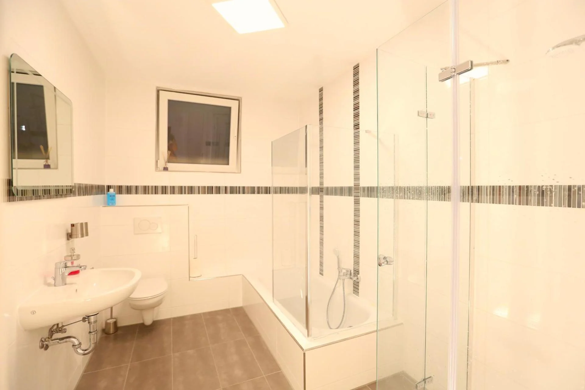 Sleep2Fly Hamburg-Airport - Image 16