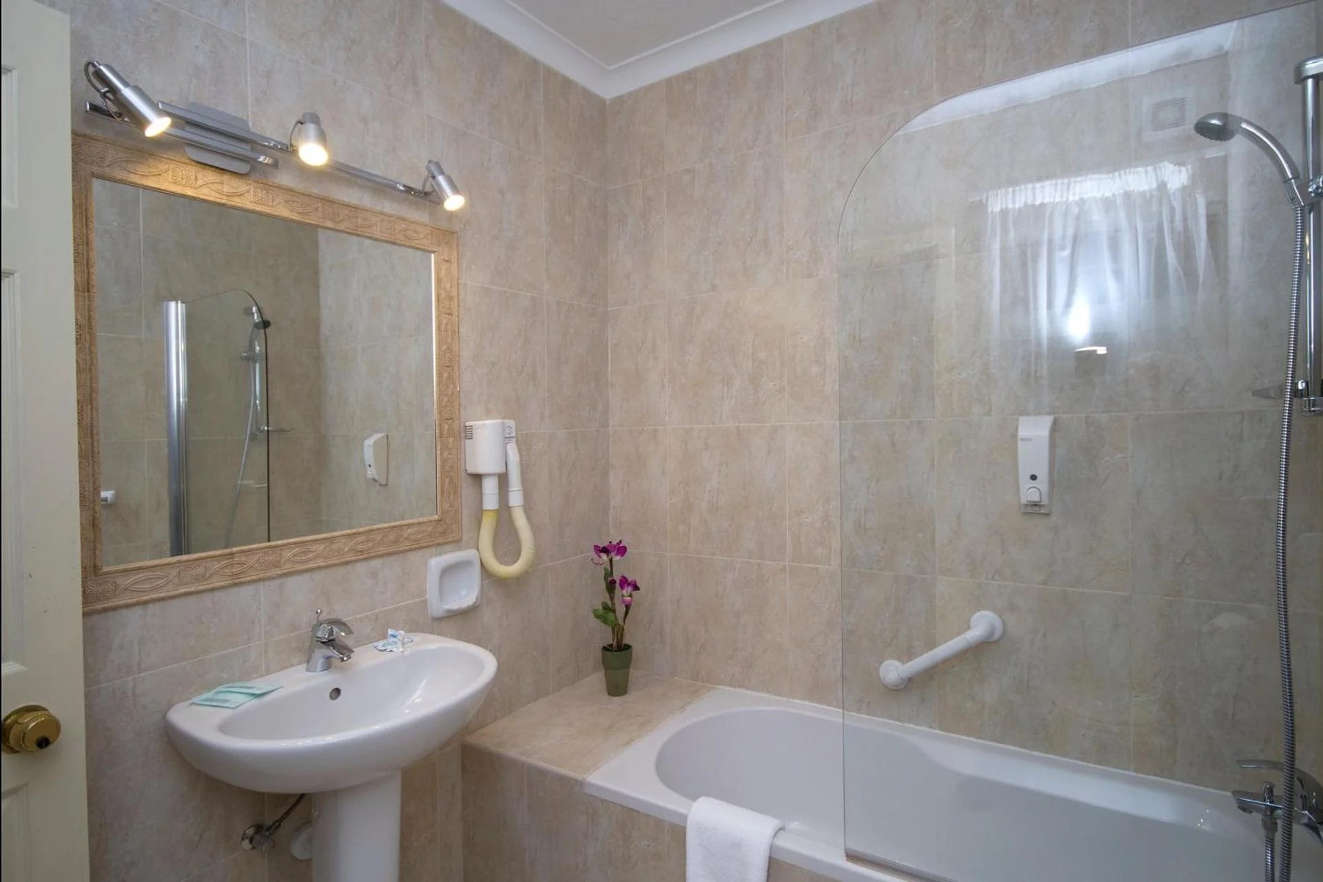 Soreda Hotel - Image 11