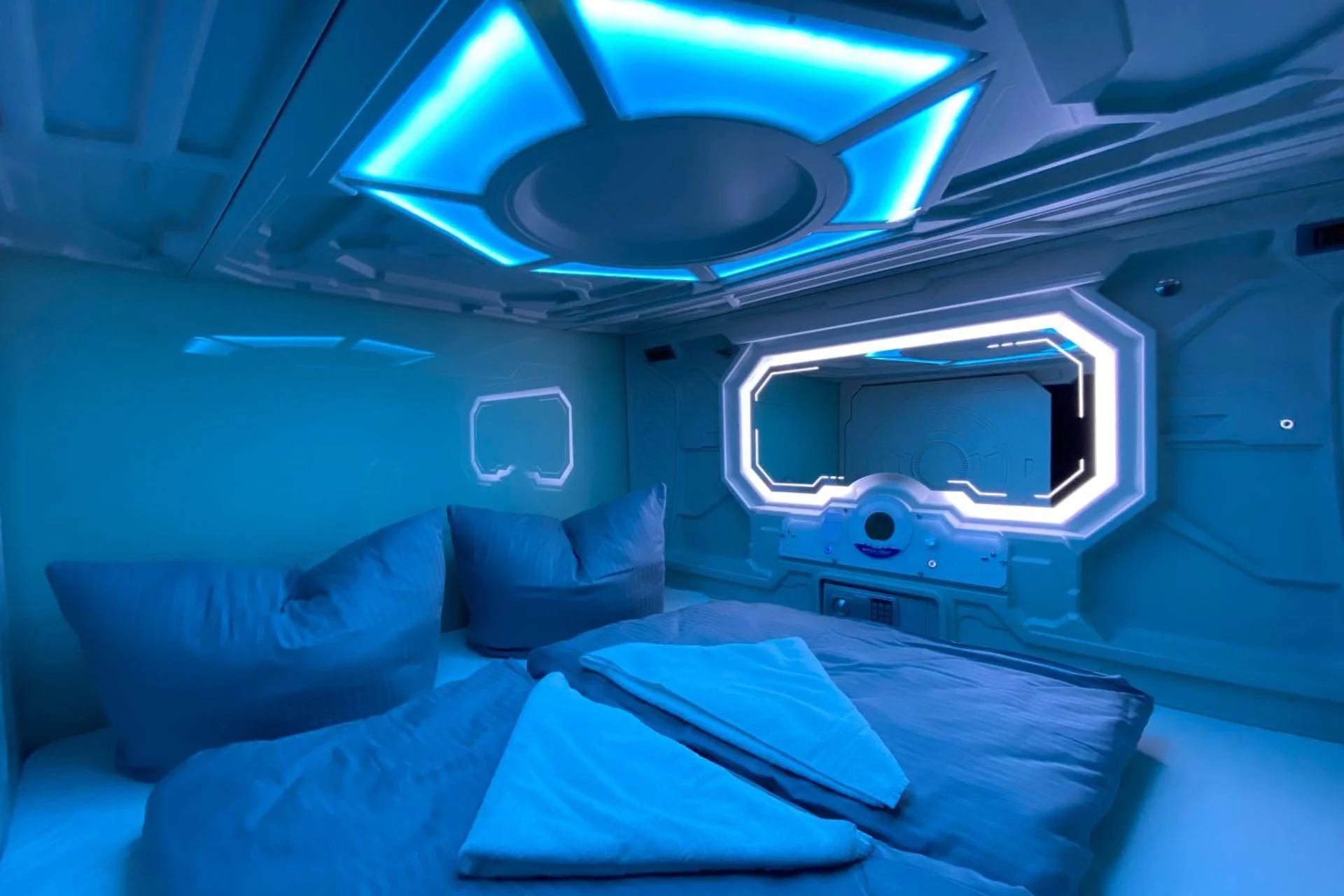 Space Night Capsule Hostel - Image 1