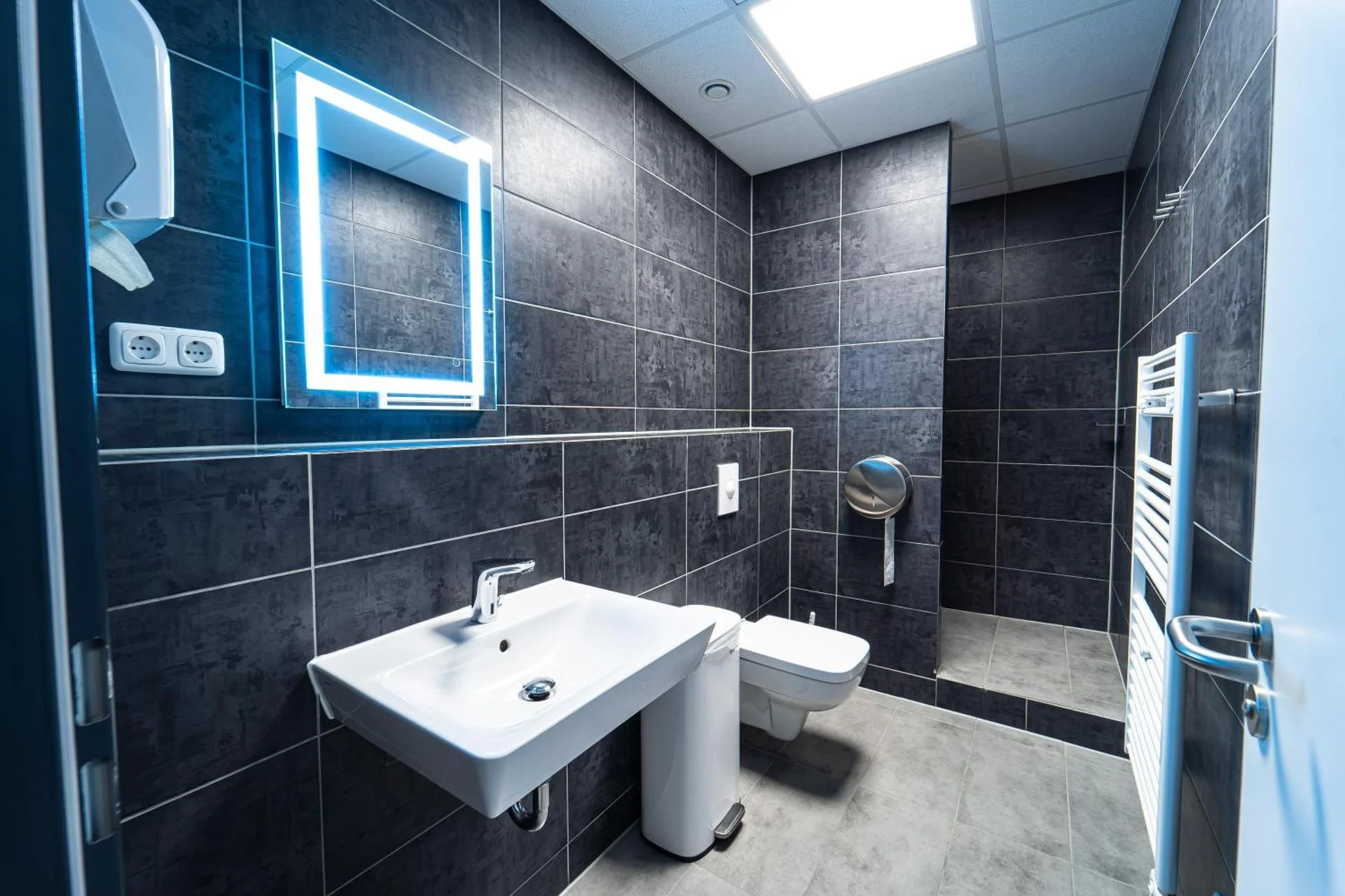 Space Night Capsule Hostel - Image 15