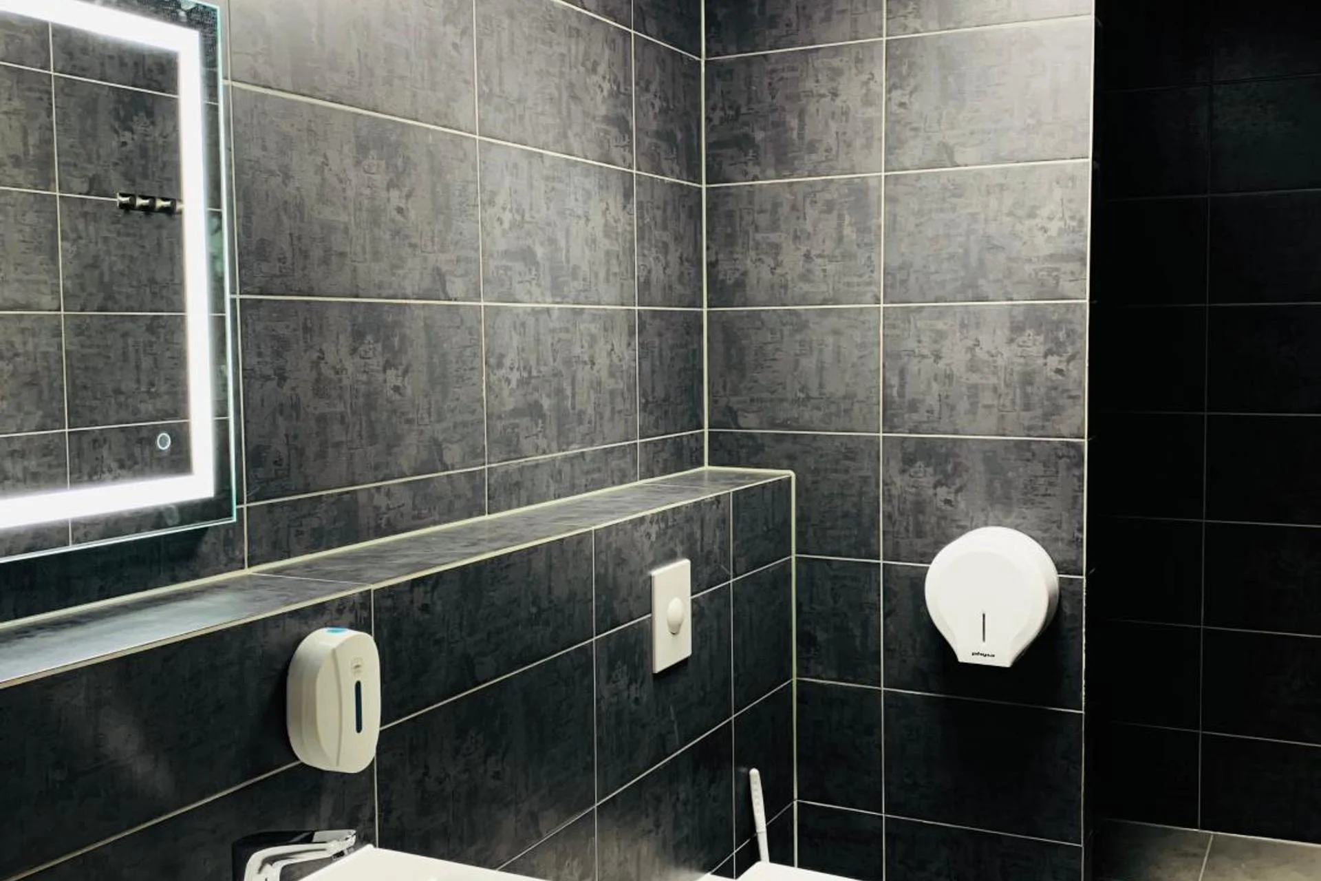 Space Night Capsule Hostel - Image 20