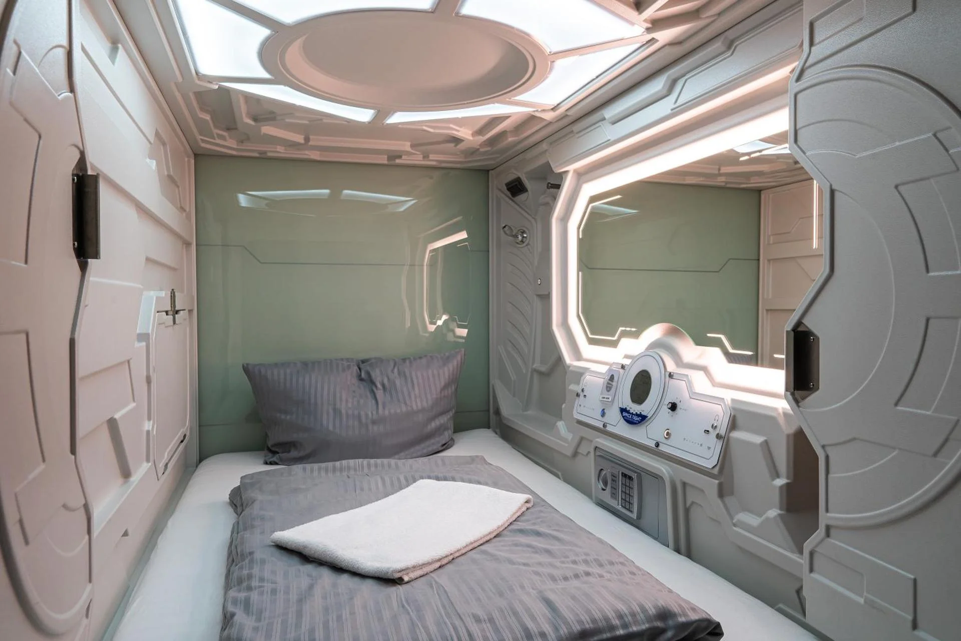 Space Night Capsule Hostel - Image 10