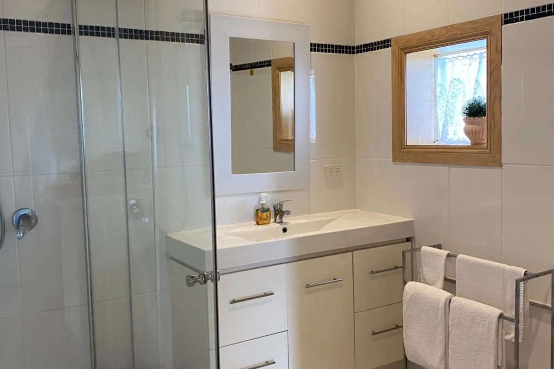 Experience the Charm of Stella's Dromana Hotel - Image 20