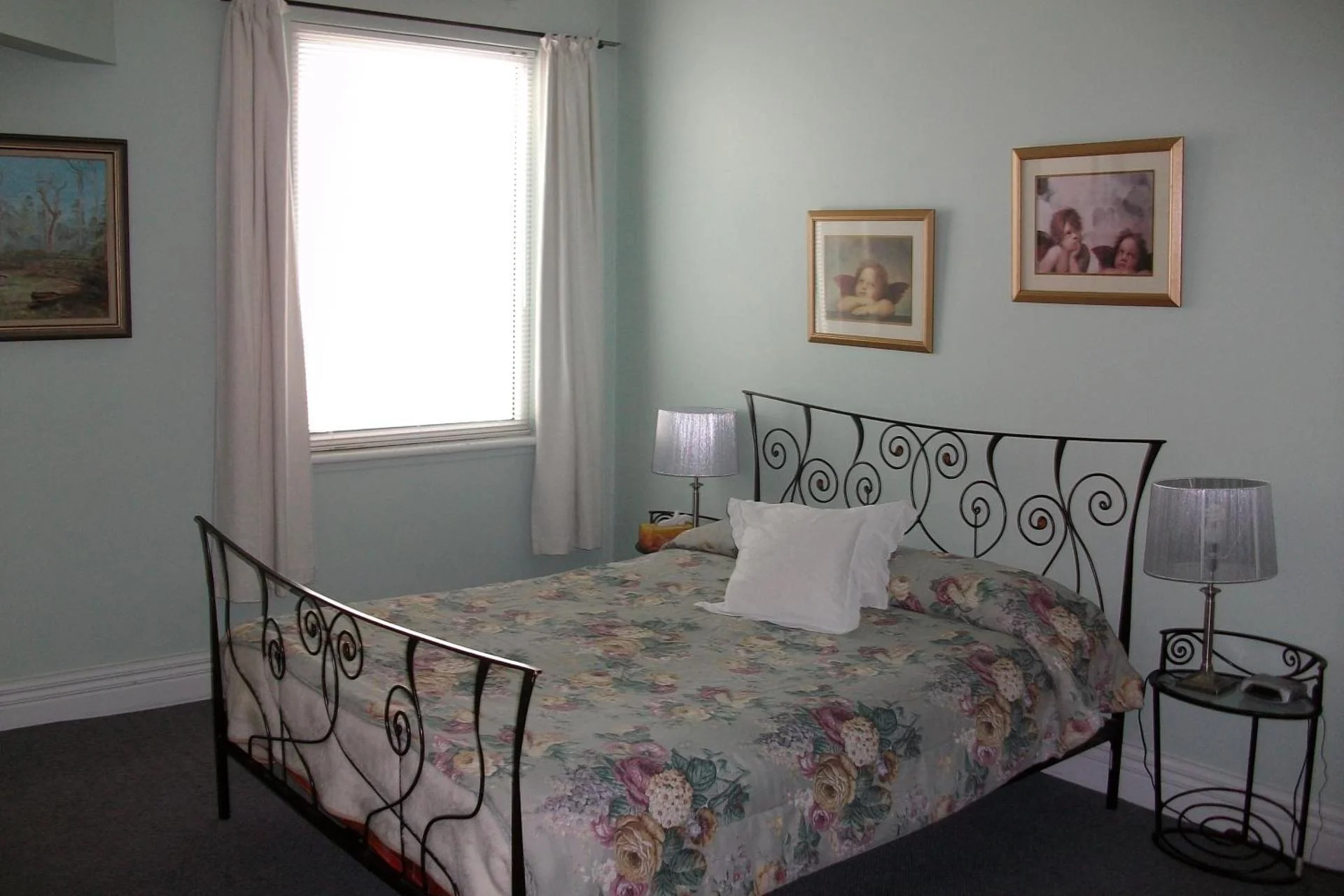 Experience the Charm of Stella's Dromana Hotel - Image 10