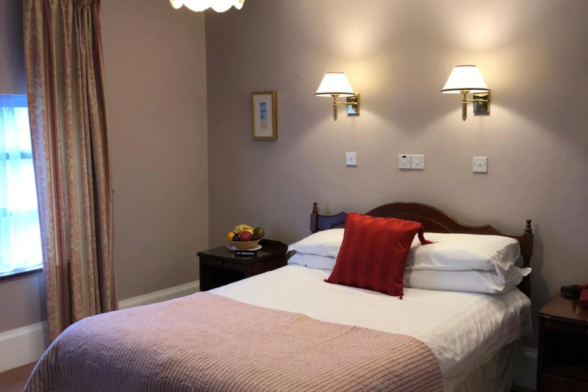 Tully's Hotel - Image 12