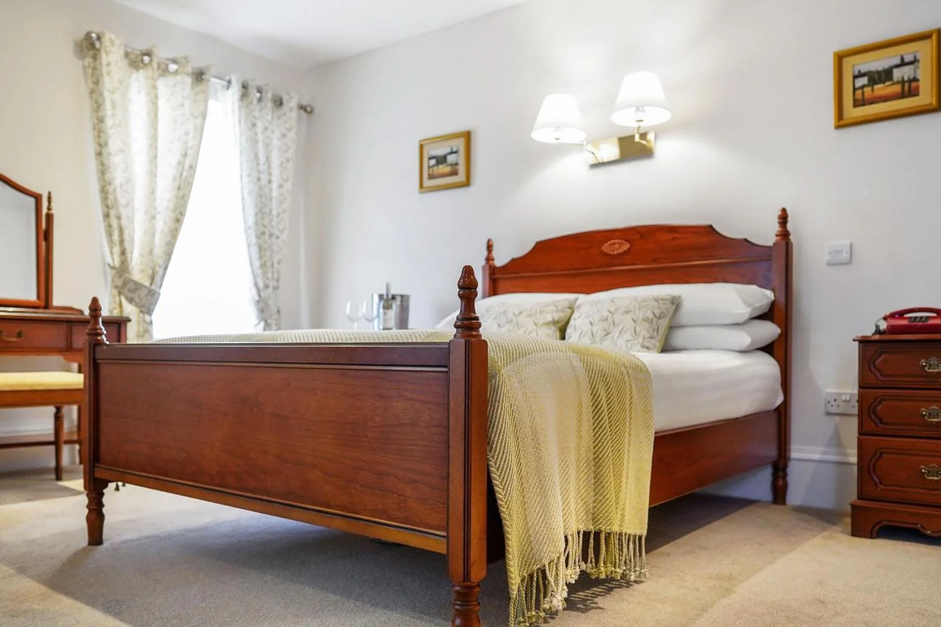 Tully's Hotel - Image 20