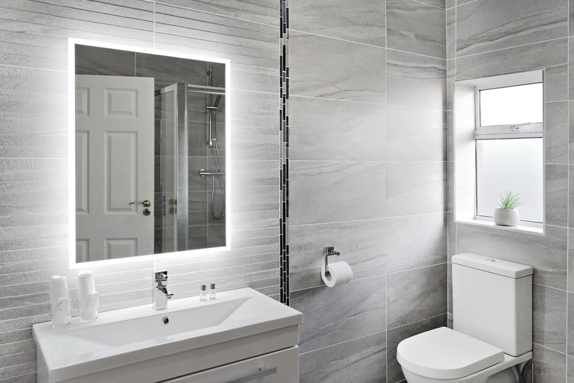 Tully's Hotel - Image 3