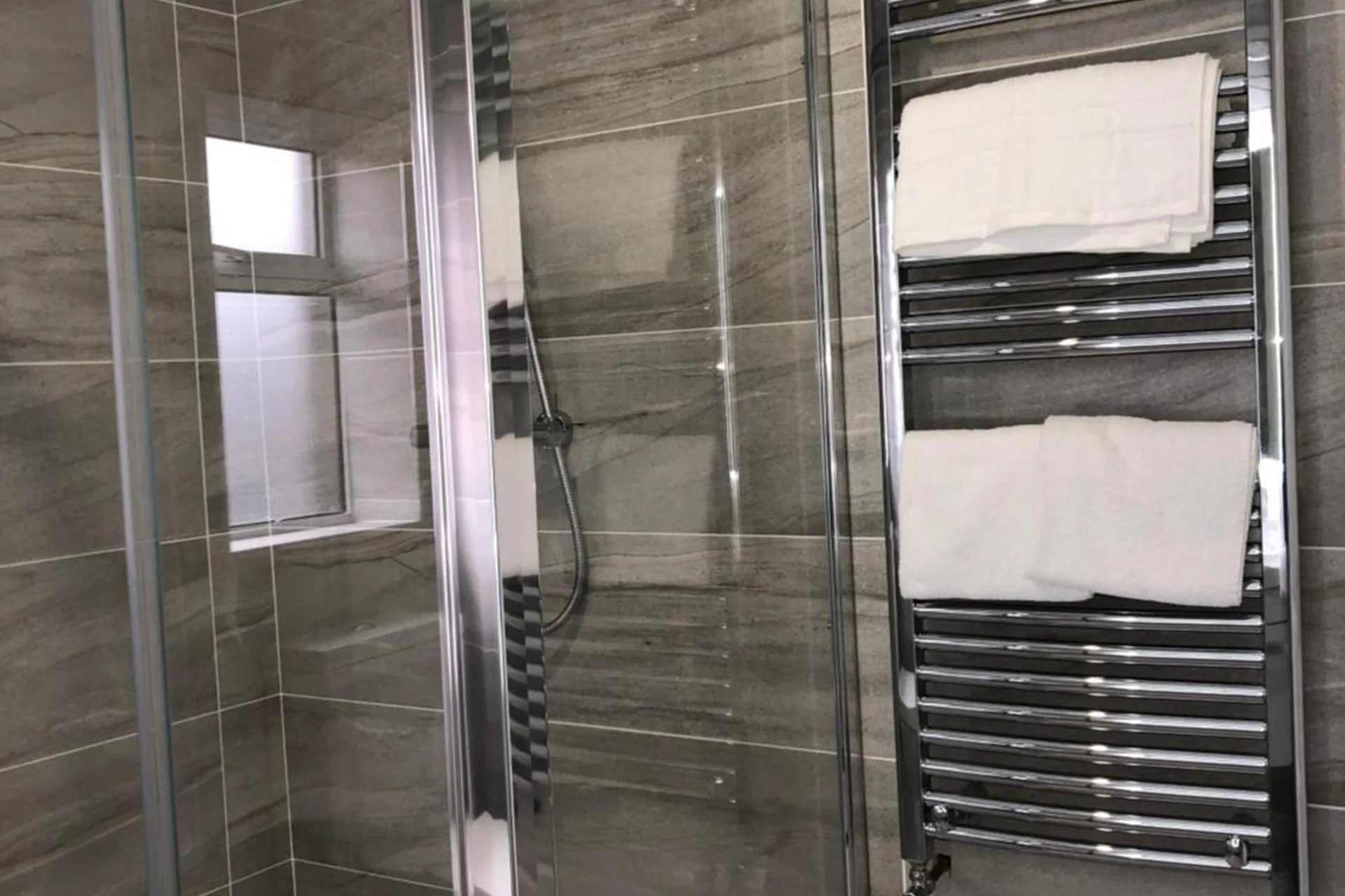 Tully's Hotel - Image 8